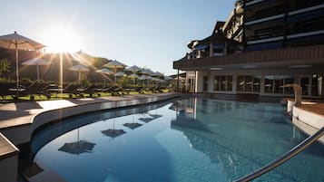 2 Innenpools, Außenpool, Sonnenschirme, Liegestühle