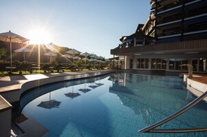 2 piscinas internas, piscina externa, guarda-sóis, espreguiçadeiras