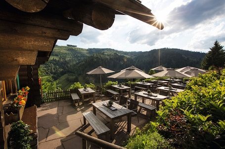 4 restaurantes; se sirve desayuno y cena; cocina local e internacional. Traube Tonbach