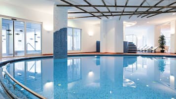 2 Innenpools, Außenpool, Sonnenschirme, Liegestühle