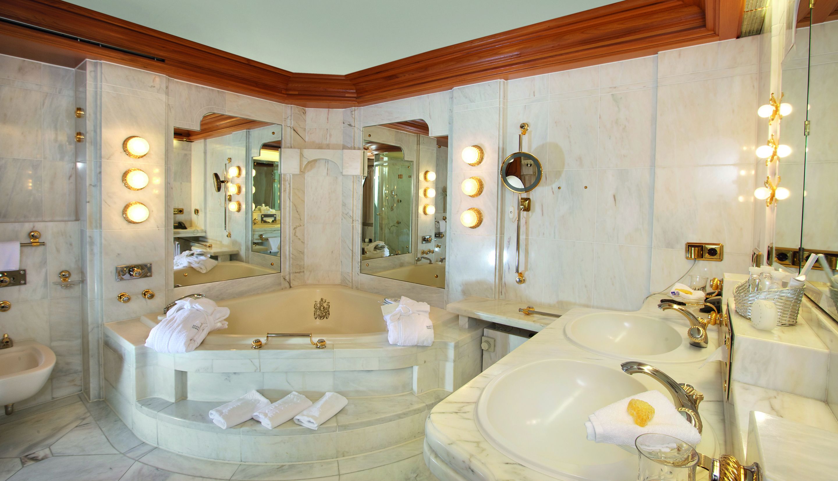 suite, 1 bedroom, valley view | bathroom | free toiletries, hair dryer, bathrobes, slippers