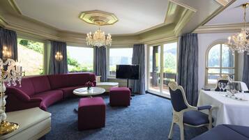 Suite Klasik, pemandangan lembah | Seprai premium, bantalan ekstra lembut, minibar, dan brankas