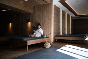 Salas de tratamiento para parejas, un sauna, una bañera de hidromasaje