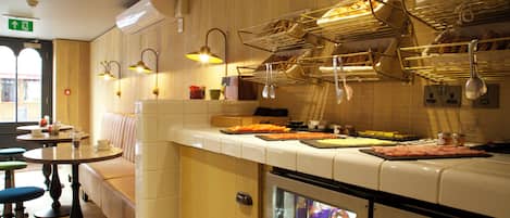 Petit déjeuner continental servi les week-ends (11.95 GBP par personne)