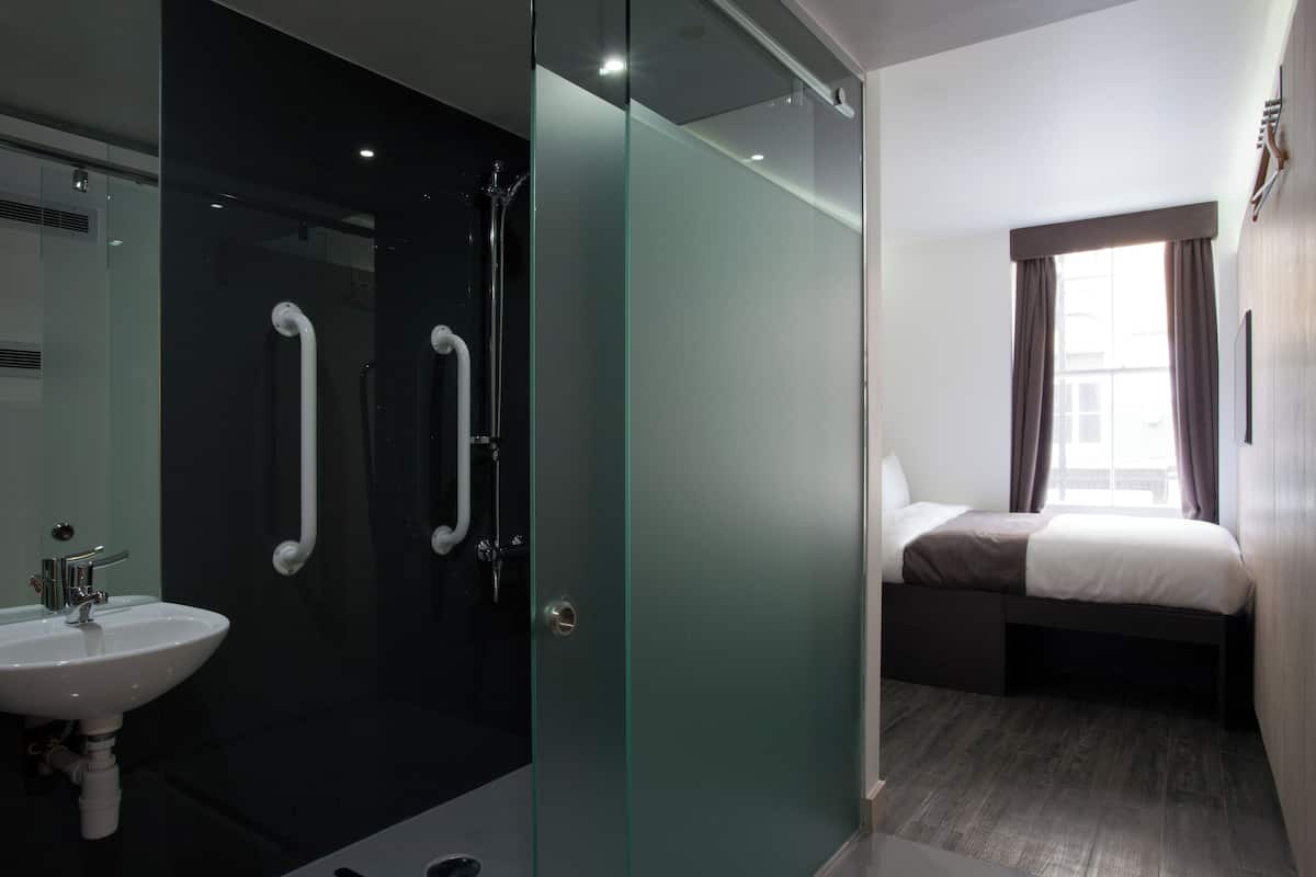 Double Accessible Room | 書桌、手提電腦工作空間、遮光窗簾/窗簾、隔音