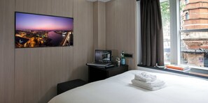 Double Accessible Room | 布置獨特、書桌、筆電工作空間、遮光布/窗簾