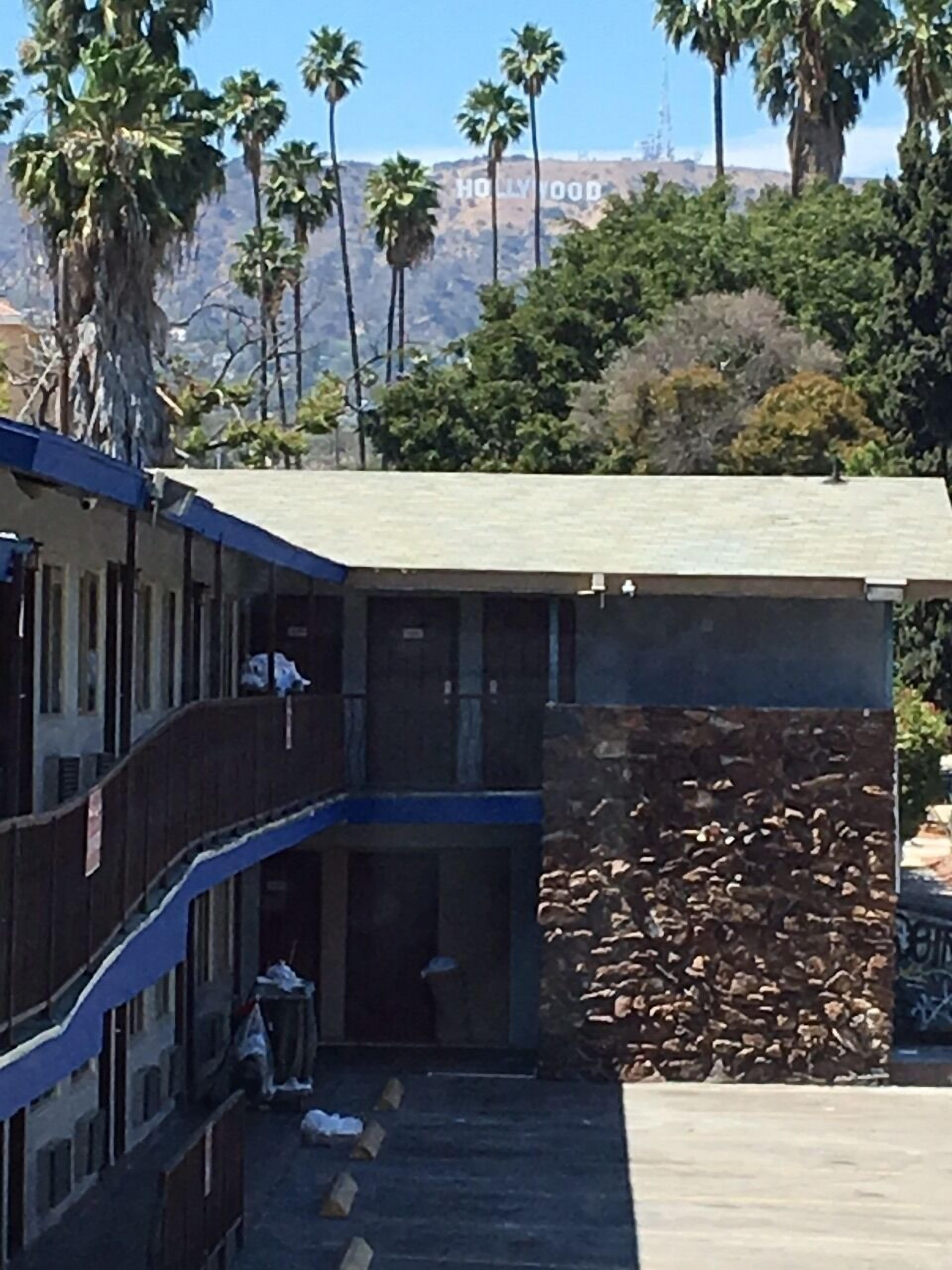 Un edificio con fachada de piedra y un balcón.