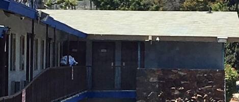 Un edificio con fachada de piedra y un balcón.