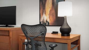 客房內保險箱、書桌、筆電工作空間、熨斗/熨衣板