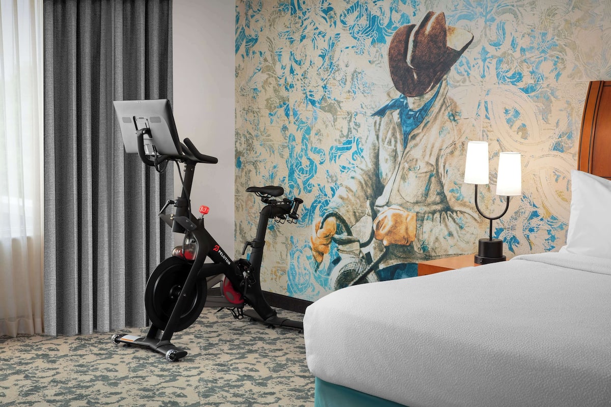 Kamer, 1 kingsize bed, niet-roken (Peloton Bike) | Een kluis op de kamer, een bureau, een laptopwerkplek