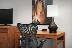 In-room safe, desk, laptop workspace, iron/ironing board - Hilton Garden Inn Fort Worth Medical Center (Fort Worth)