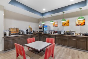 Free buffet breakfast  - Comfort Inn & Suites Lawrence - University Area (Lawrence)