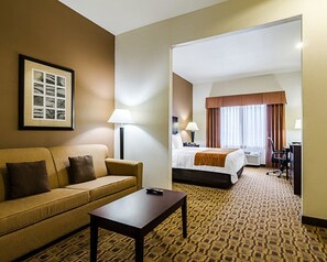 Premium bedding, desk, iron/ironing board, rollaway beds - Comfort Inn & Suites Lawrence - University Area (Lawrence)