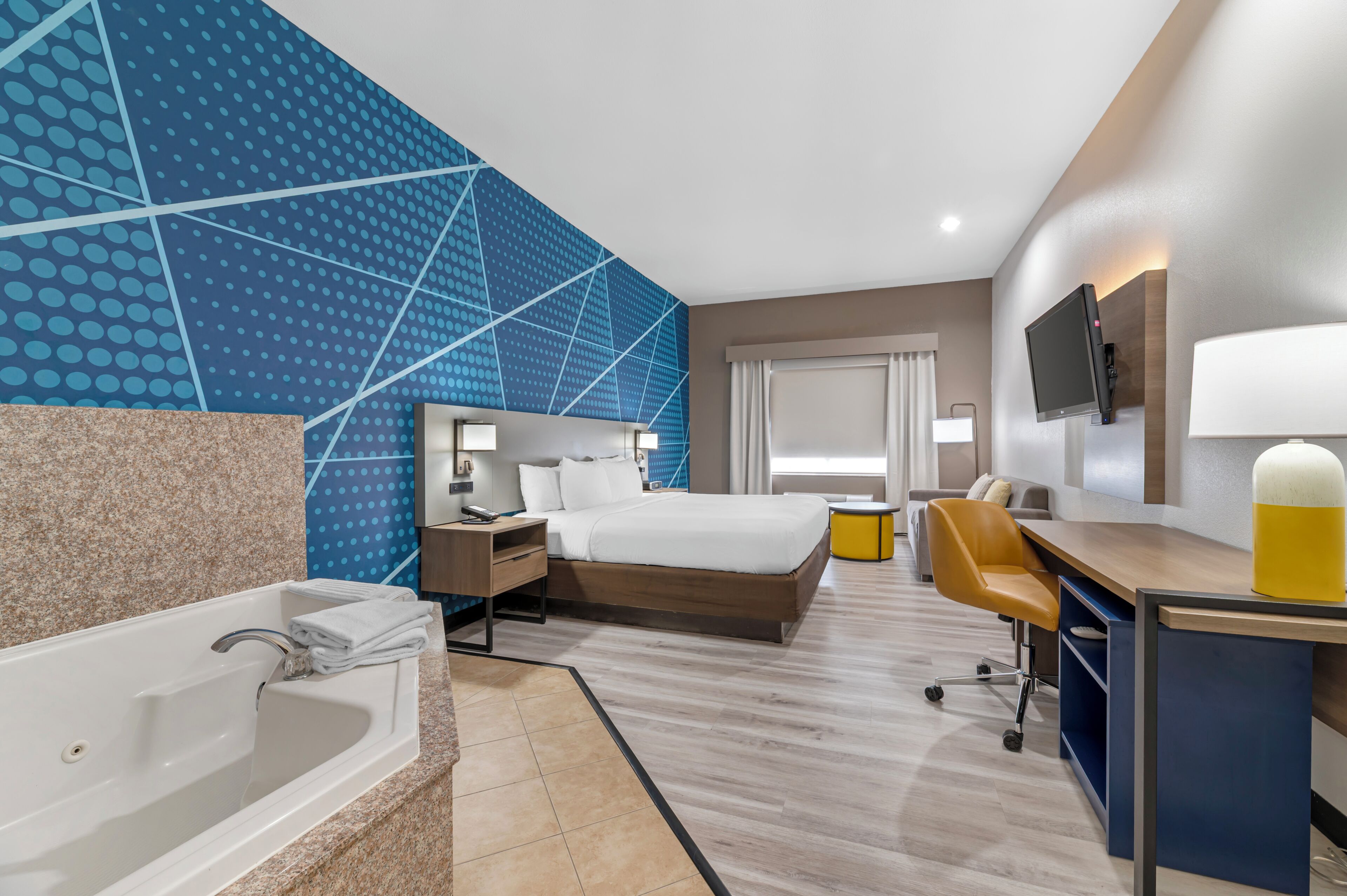 Chambre, 1 très grand lit, baignoire à jets | Literie de qualité supérieure, bureau, fer et planche à repasser