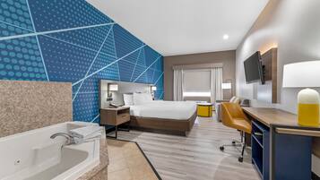 Phòng, 1 giường cỡ king, bồn tắm thủy lực | Bộ đồ giường cao cấp, bàn, bàn ủi/dụng cụ ủi quần áo