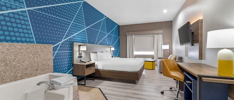 Habitación, 1 cama de matrimonio grande, bañera de hidromasaje | Ropa de cama de alta calidad, escritorio, tabla de planchar con plancha