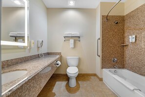Chambre Standard, 2 grands lits, non-fumeurs | Salle de bain | Ensemble douche/baignoire, articles de toilette gratuits, sèche-cheveux