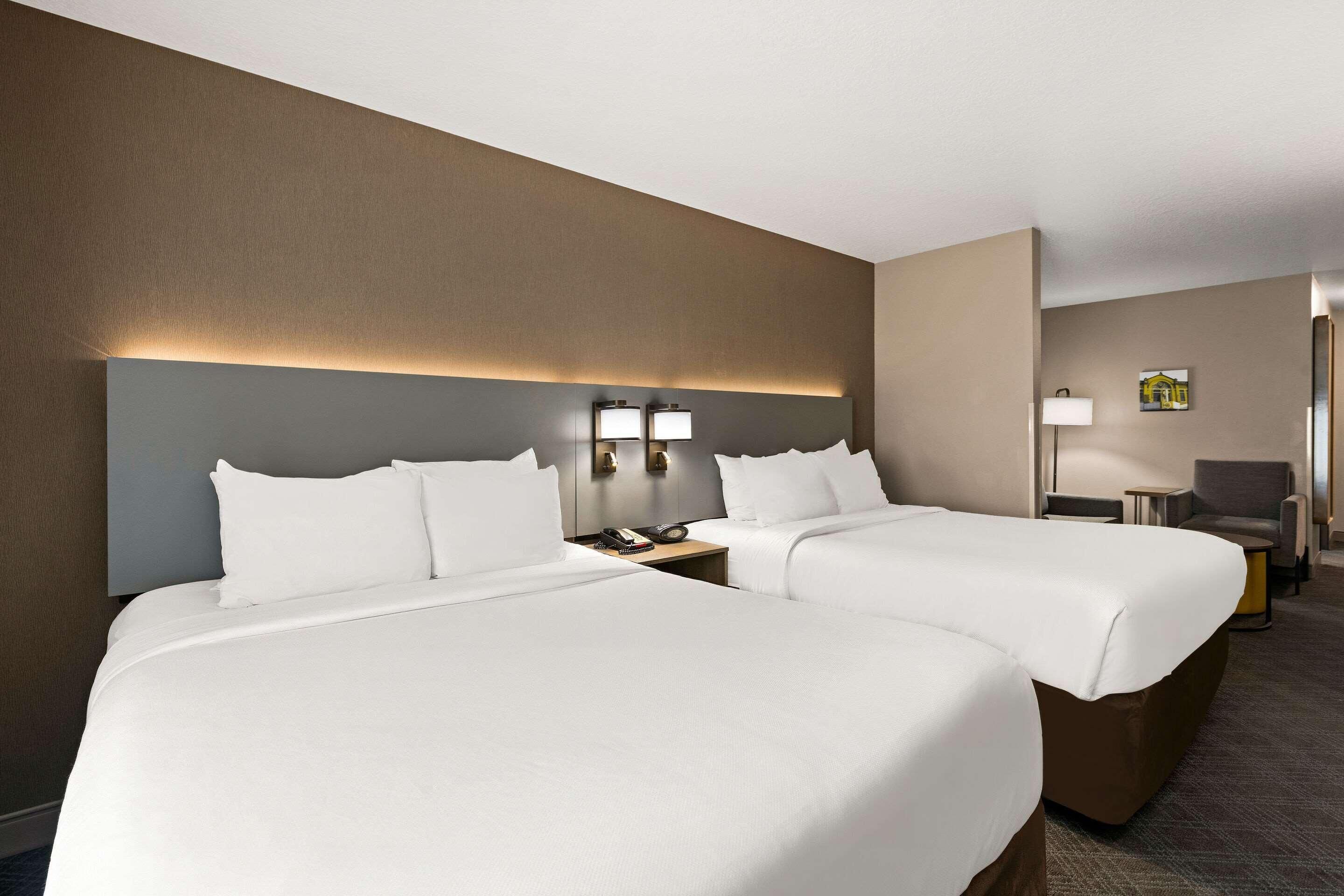 Ropa de cama de alta calidad, camas con pillow-top y escritorio 
