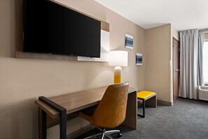 Premium bedding, pillowtop beds, desk, laptop workspace - Comfort Suites Hudson I-94 (Hudson)