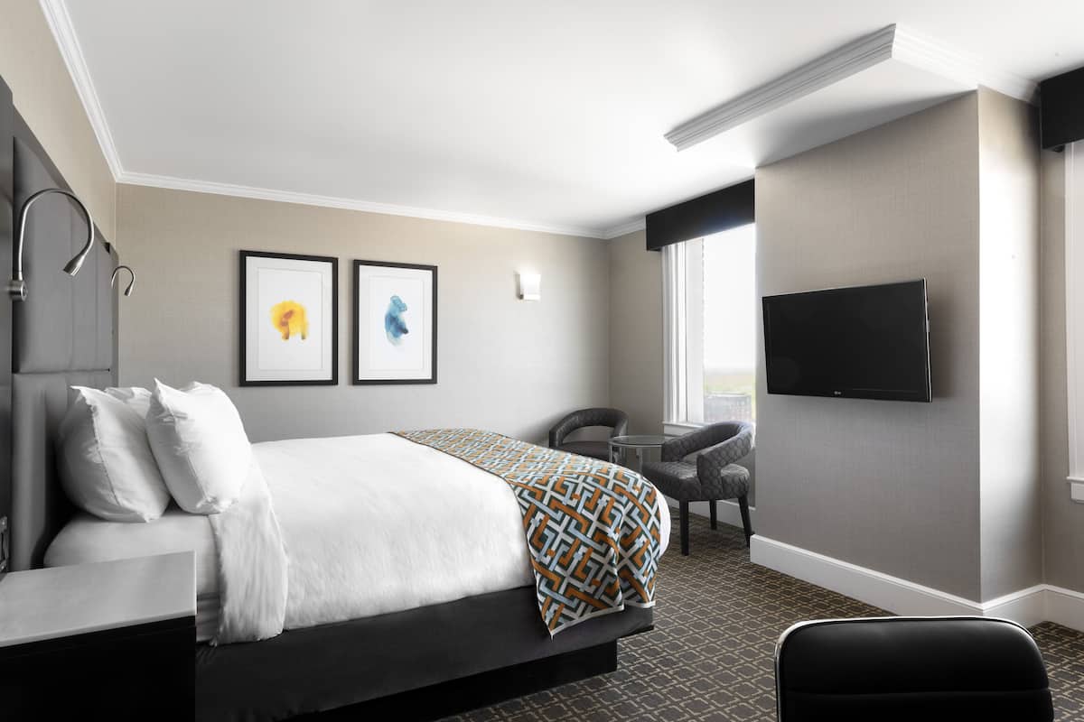 Ylelliset vuodevaatteet, untuvapeitot, pillowtop-patjalliset sängyt