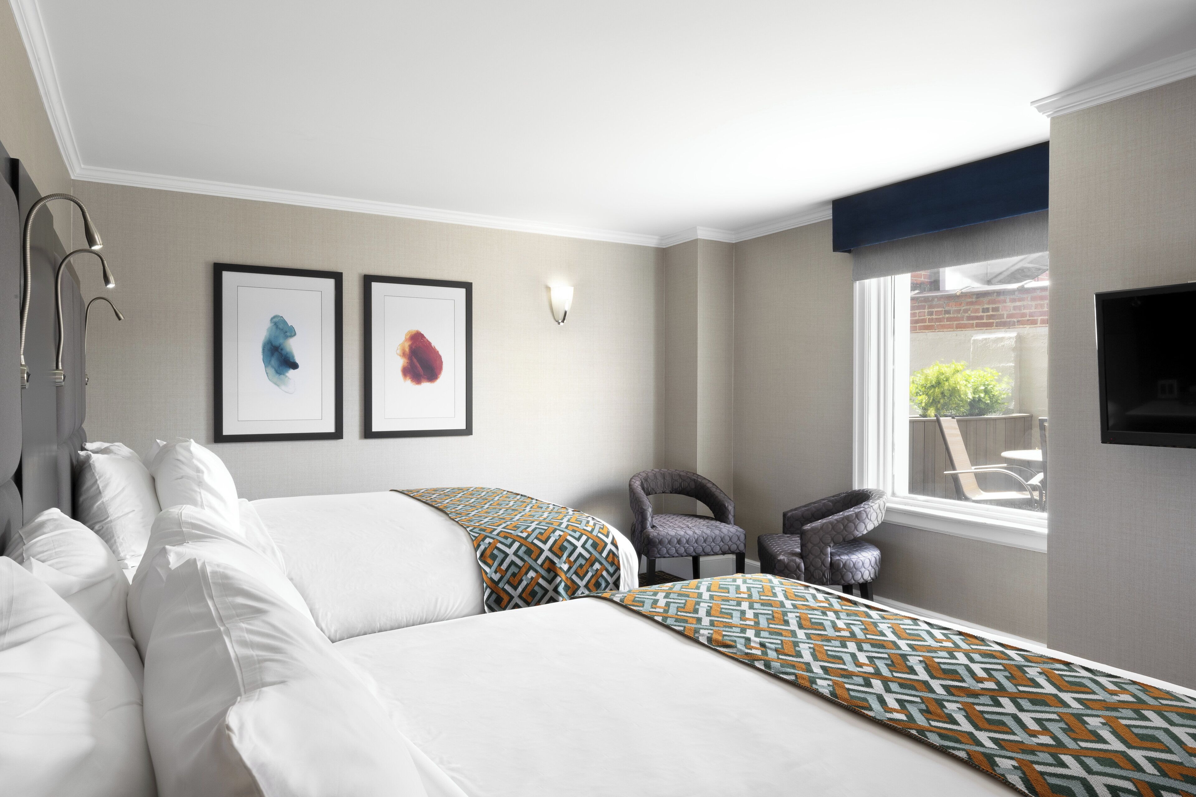 Habitación estándar, 2 camas de matrimonio (Private Access to Patio) | Ropa de cama de alta calidad y edredones de plumas