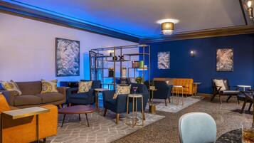 3 bars/lounges, cocktail bar