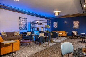 3 bars/lounges, cocktail bar