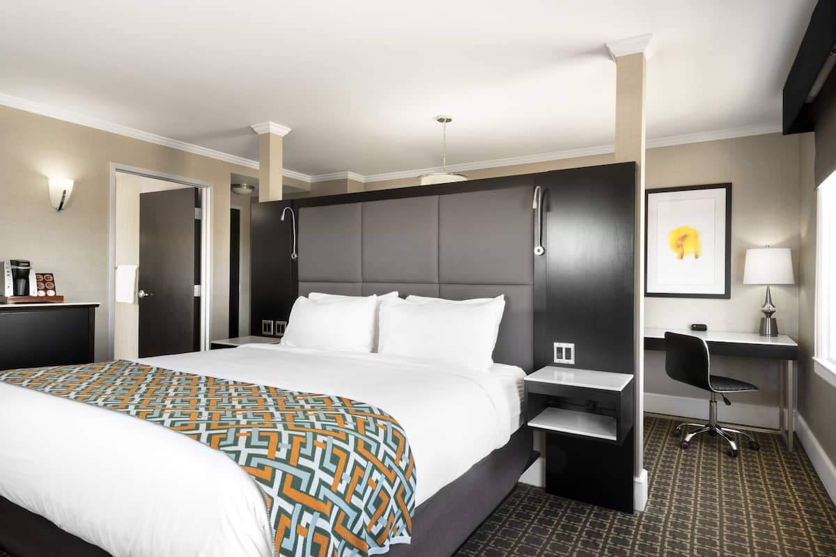 Ylelliset vuodevaatteet, untuvapeitot, pillowtop-patjalliset sängyt