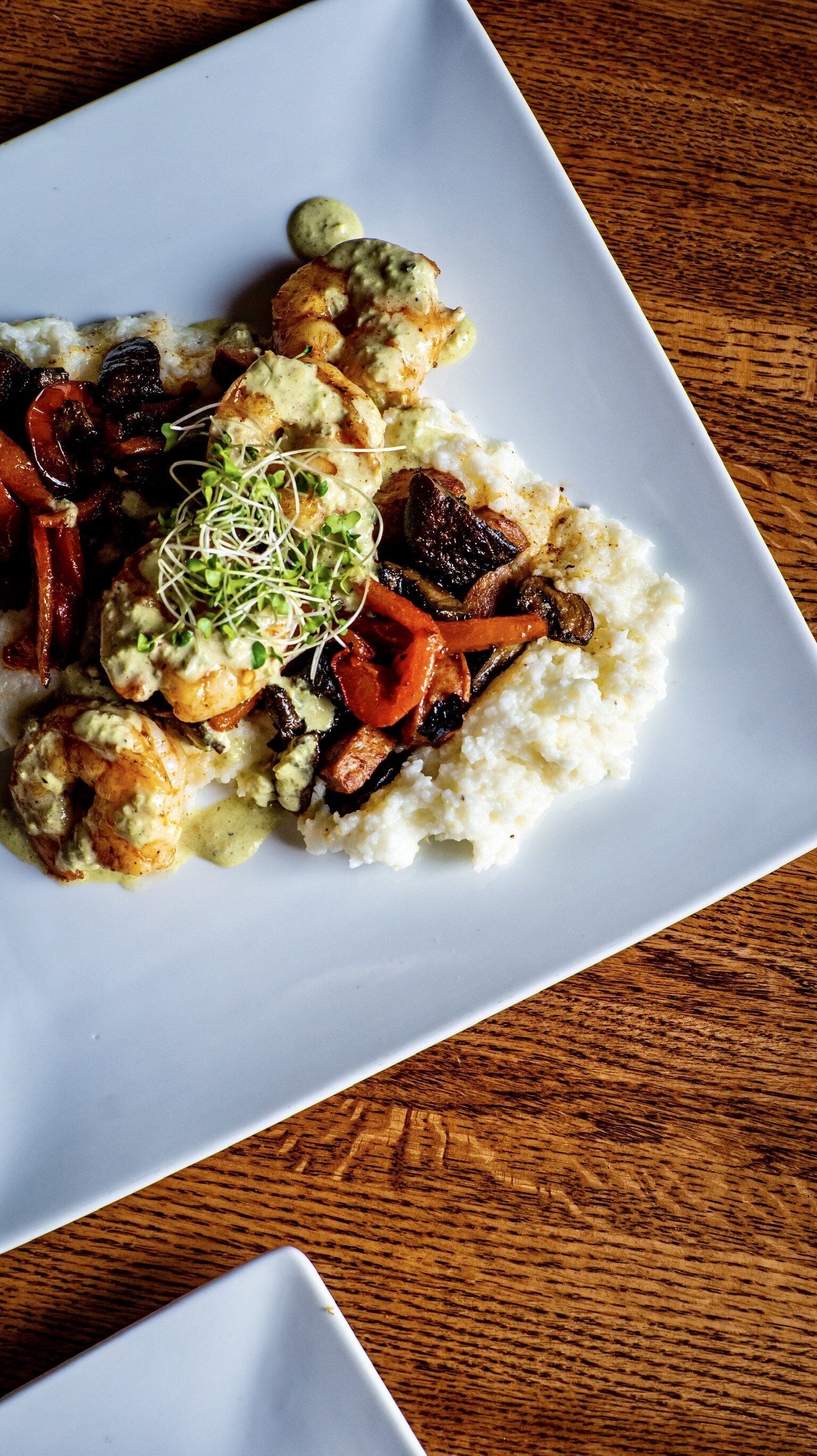 3 間餐廳；供應早餐、午餐、晚餐；美國菜