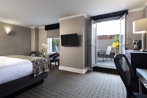 Standard Room, 1 King Bed (Private Access to Patio) | Room amenity