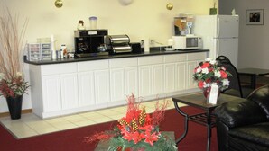 Free daily continental breakfast - Red Carpet Motel (Knoxville)