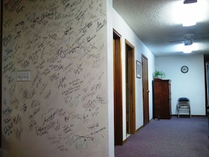 Flat-screen TV - Red Carpet Motel (Knoxville)