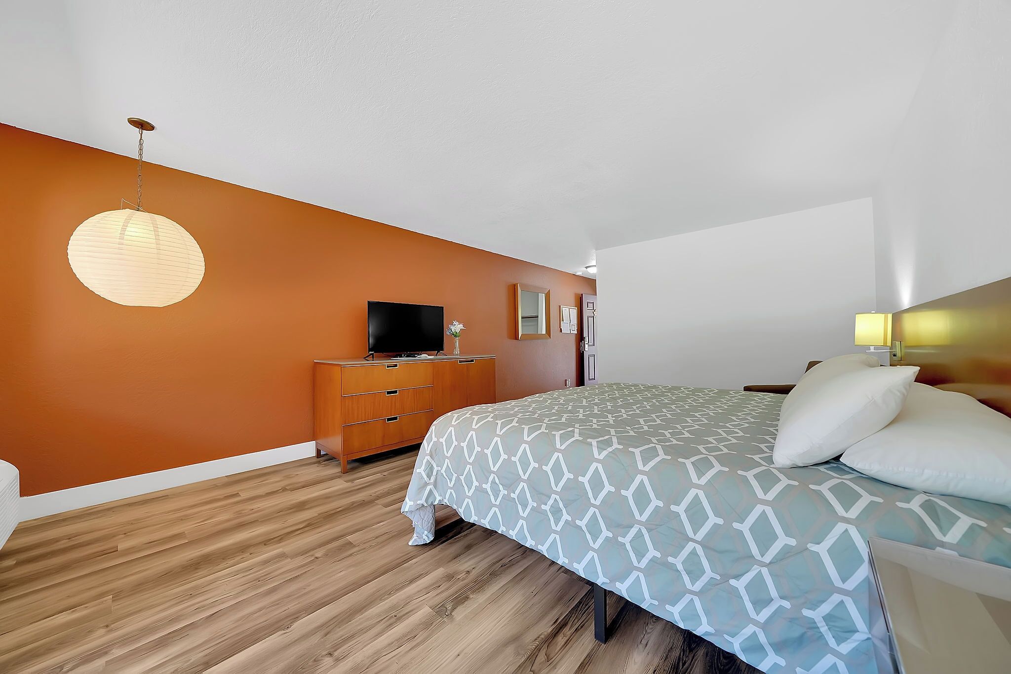 one queen | desk, free wifi, wheelchair access