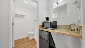 Duş, ücretsiz banyo/kozmetik ürünleri, saç kurutma makinesi, havlu