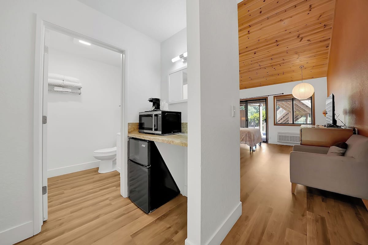 Desk, free WiFi, wheelchair access