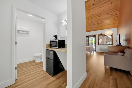 Escritorio, wifi gratis y acceso para silla de ruedas . Amador Hotel