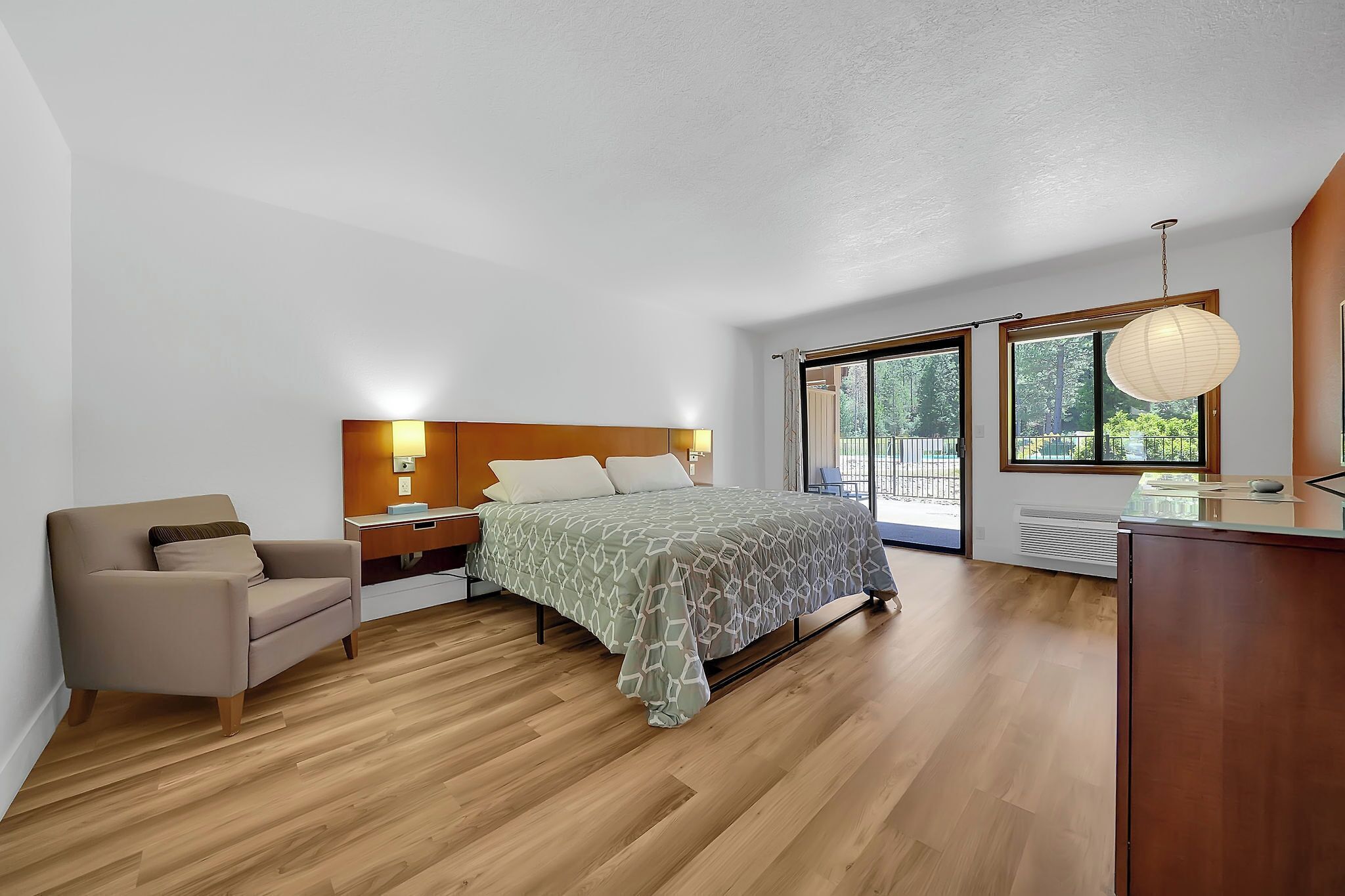 one queen | desk, free wifi, wheelchair access