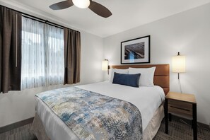 Espacio para trabajar con laptop, cortinas blackout y cunas gratuitas 