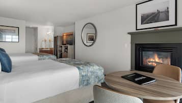 Deluxe Queen Studio, 2 Queen Beds, Ocean View | Espace de travail pour ordinateur portable, rideaux occultants