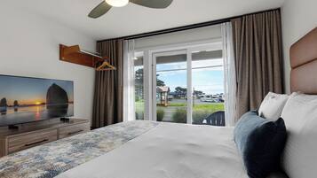 Queen Studio, 1 Queen Bed | Espacio para trabajar con laptop, cortinas blackout y cunas gratuitas