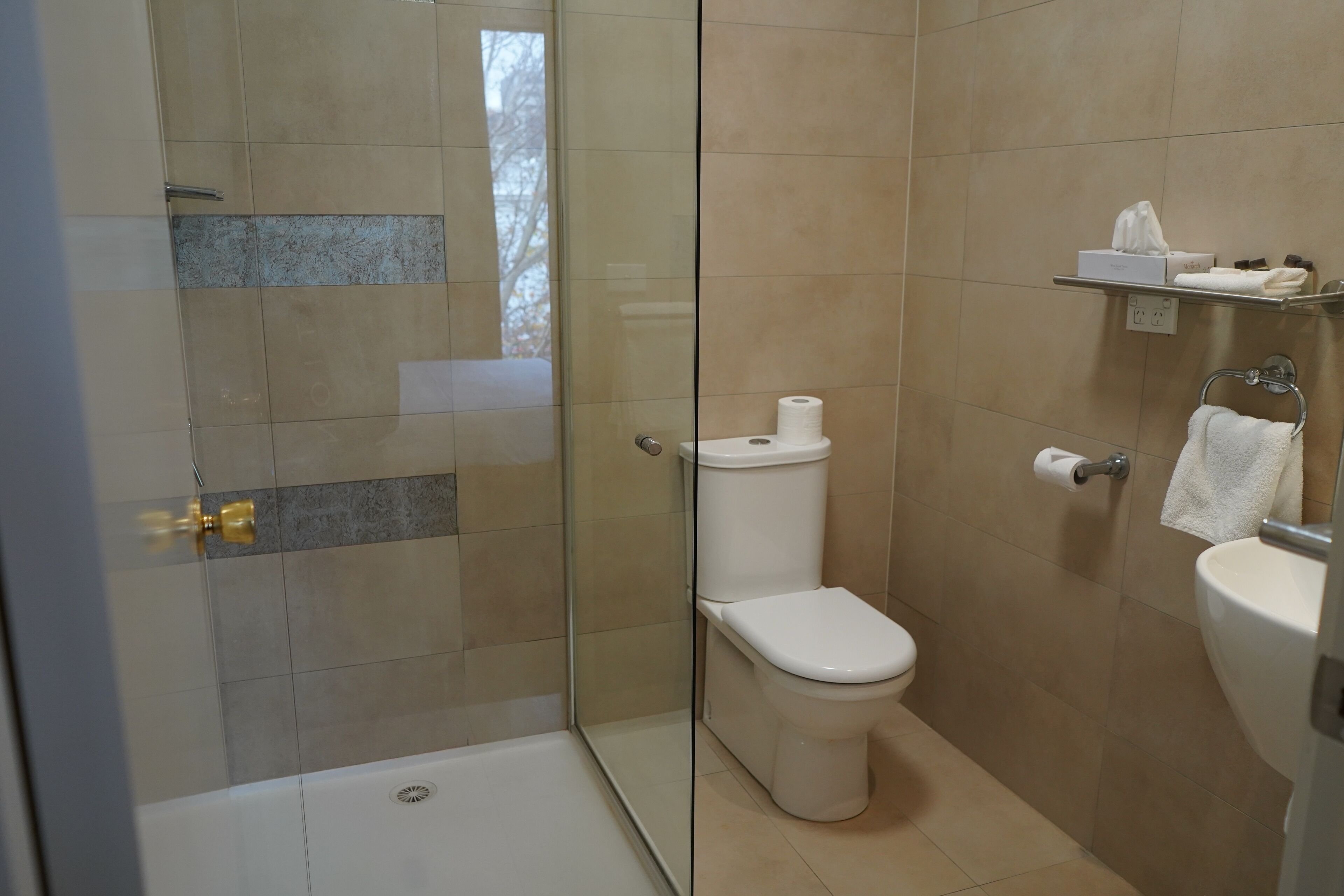lygon front suite | bathroom | shower, free toiletries, hair dryer, towels