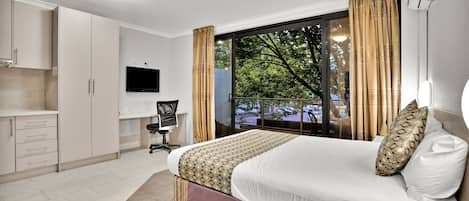 Lygon Front Suite | In-room safe, individually furnished, iron/ironing board, free WiFi