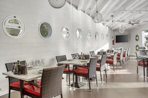 Breakfast, lunch and dinner served - Club Del Carmen (Tías)