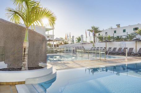 室外游泳池,日光浴躺椅