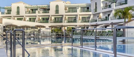 Outdoor pool, pool loungers