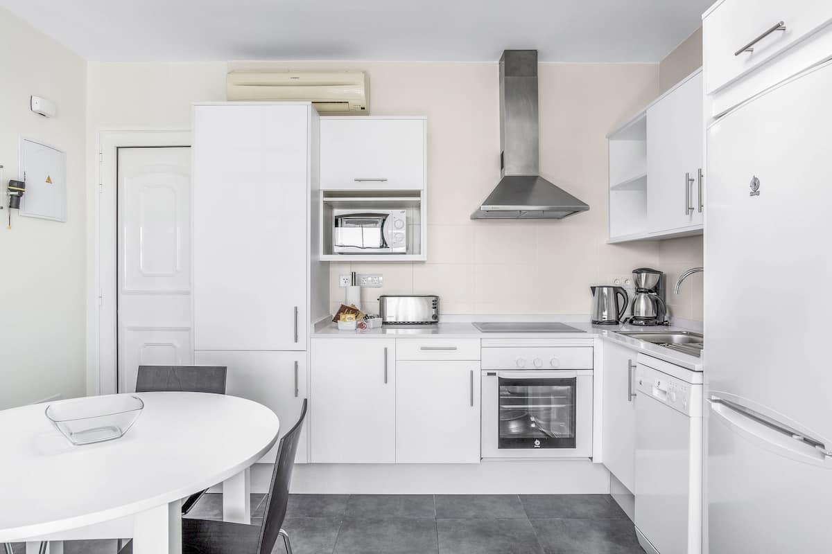 apartment, 1 bedroom | private kitchenette | fridge, microwave, oven, stovetop