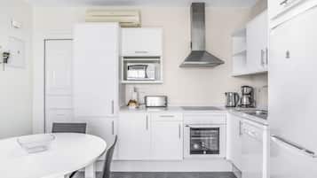 Apartment, 1 Bedroom | Private kitchenette | Fridge, microwave, oven, stovetop