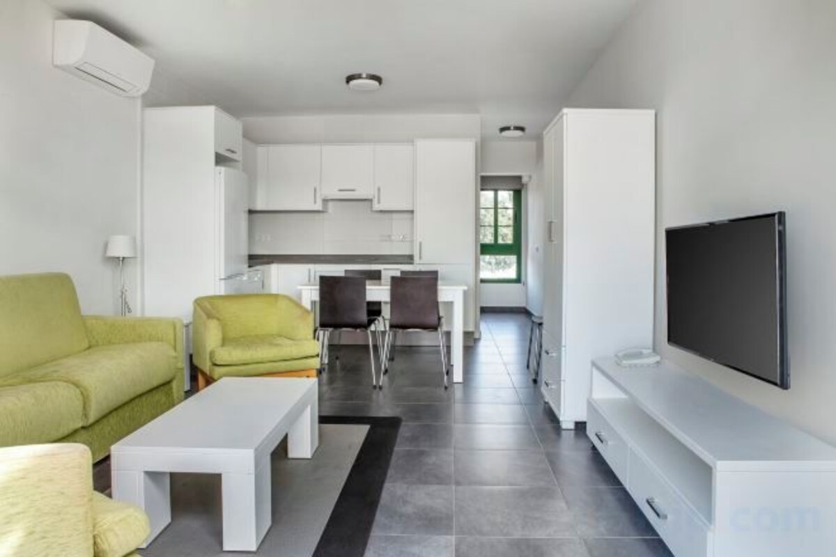 Living area | 28-inch flat-screen TV with digital channels, TV