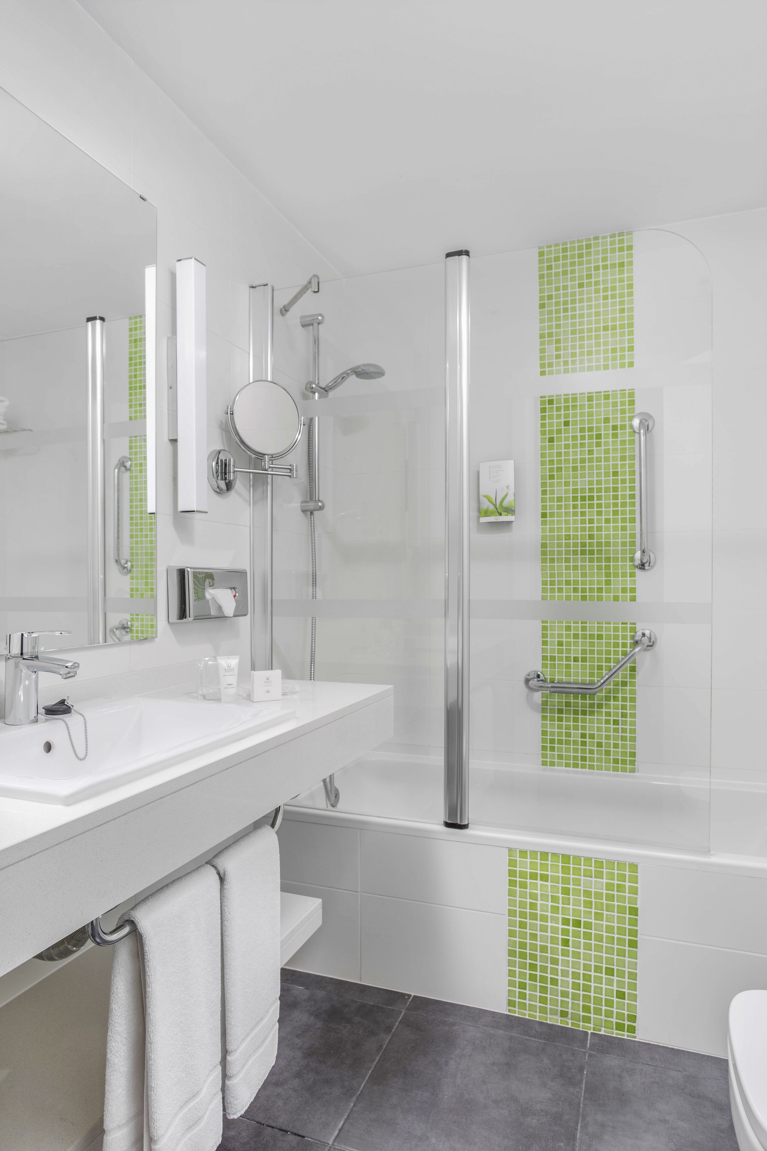 combined shower/bathtub, eco-friendly toiletries, hair dryer, towels