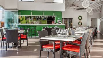 Petit déjeuner, déjeuner et dîner servis sur place